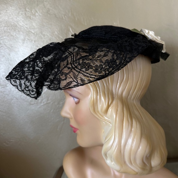 FASHIONABLE 1940\'s BLACK STRAW & LACE HAT WITH IVORY FLOWERS main image 8